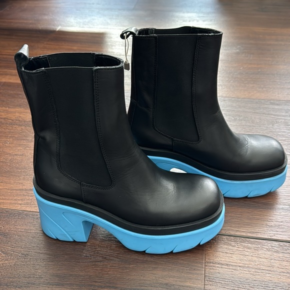 Unlace Italian NWOT Leather with Blue rubber bottom. No box - Picture 4 of 10